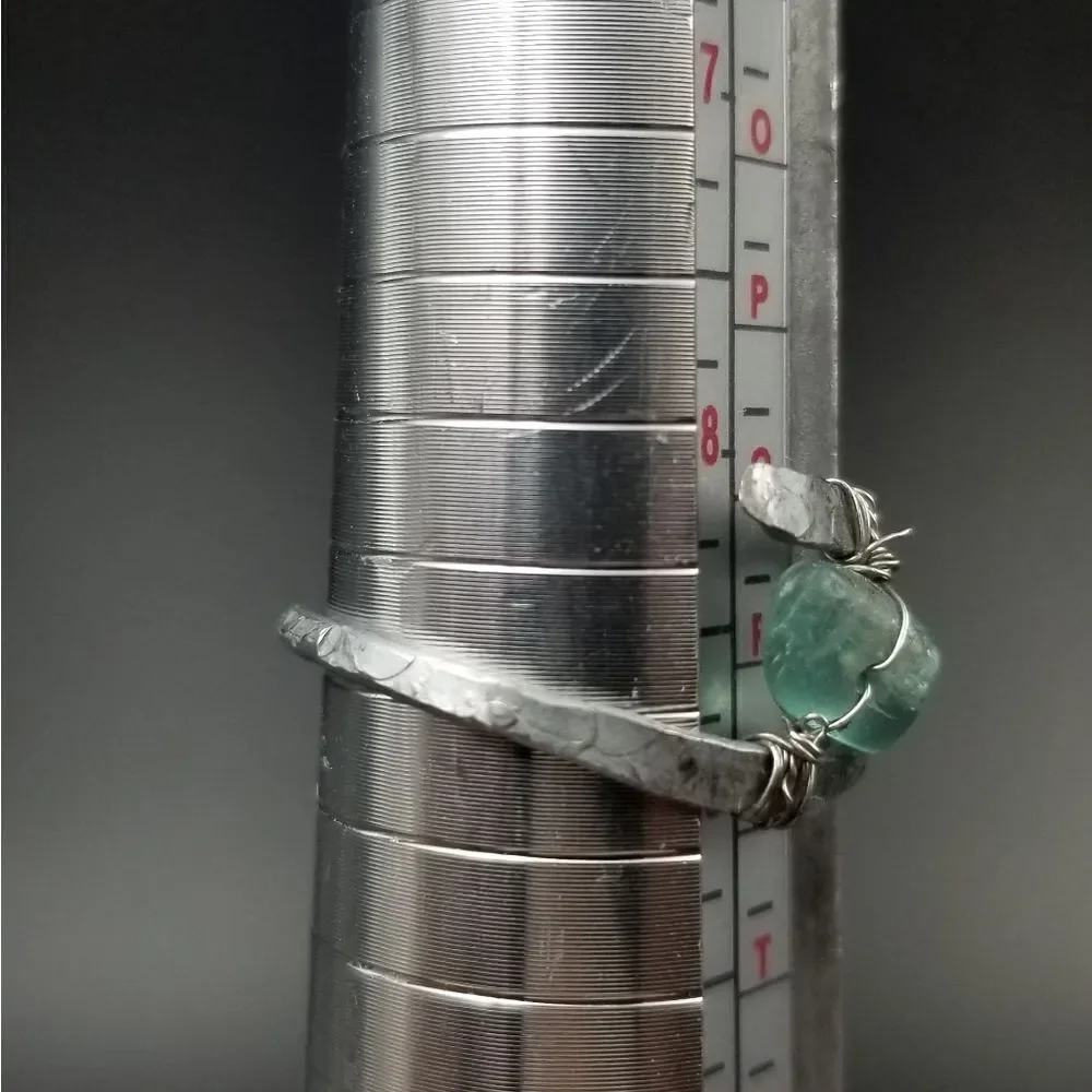 Size 8 brutalist green gem sterling silver ring. R104